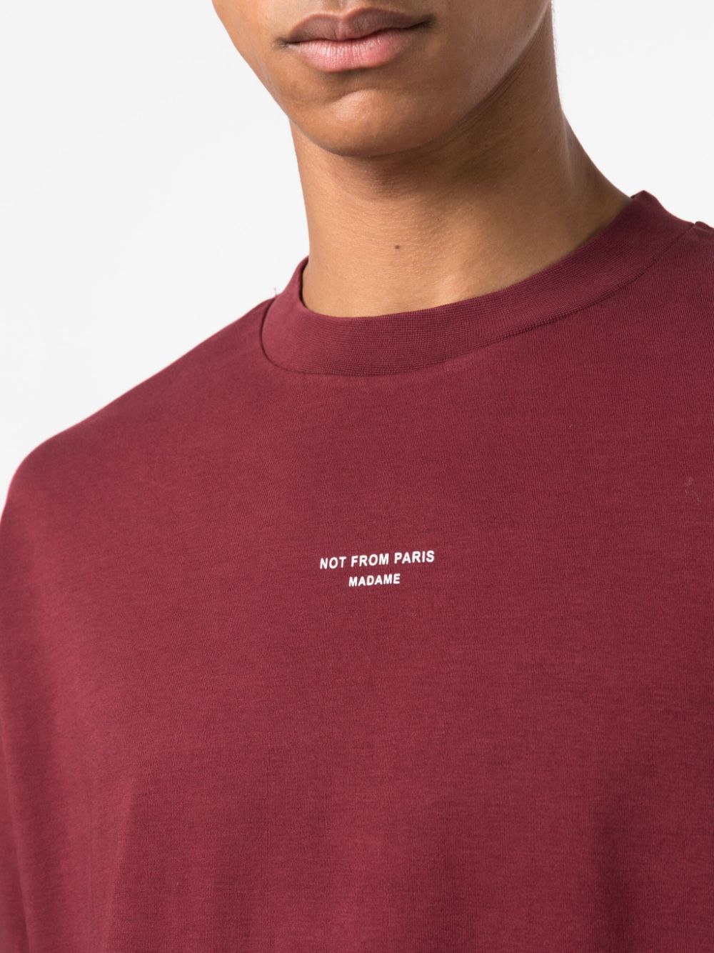 t-shirt bordeaux con logo sul petto