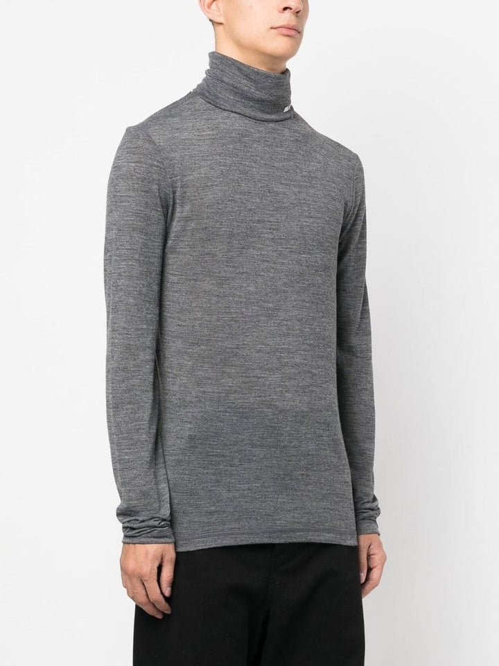 maglione a collo alto grigio con logo