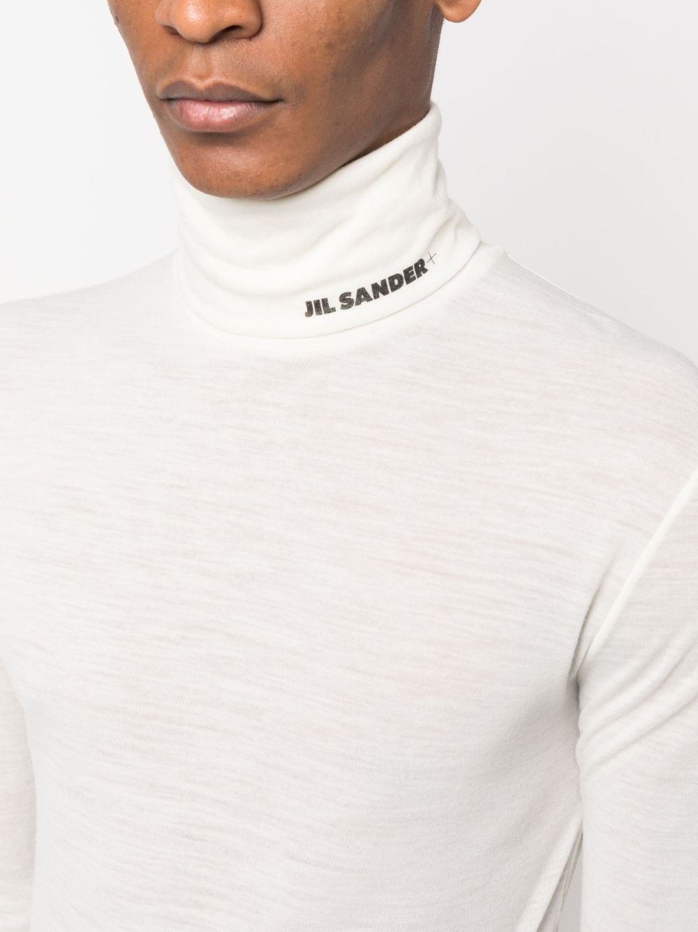 maglione a collo alto bianco con logo